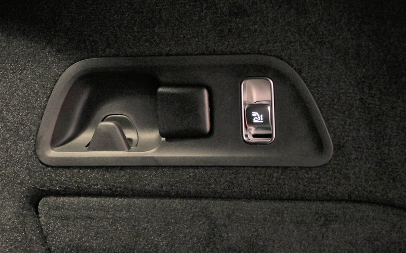 ラゲッジスペース内には荷物の積み降ろしをしやすくする車高調整ボタンを配備