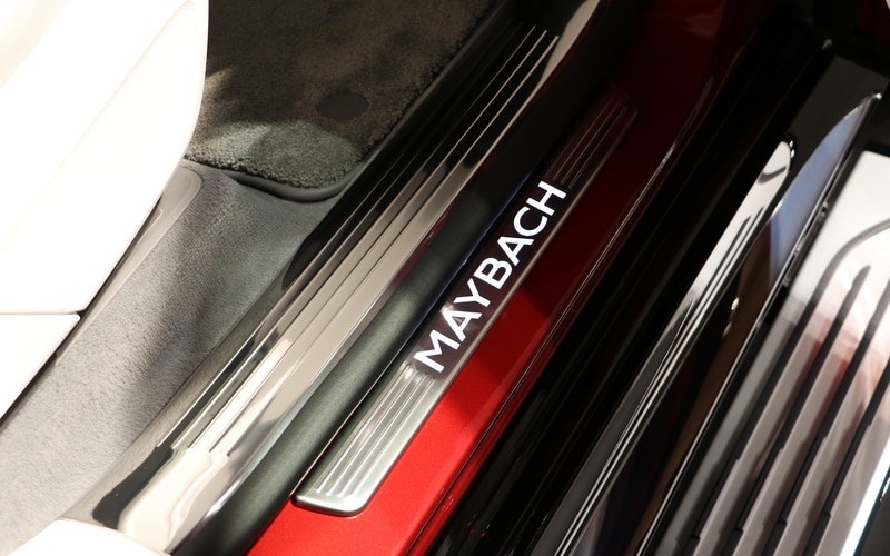 ステアリング、アクセルペダル、ブレーキペダル、スカッフプレートなどにもマイバッハの文字やエンブレムが添えられる