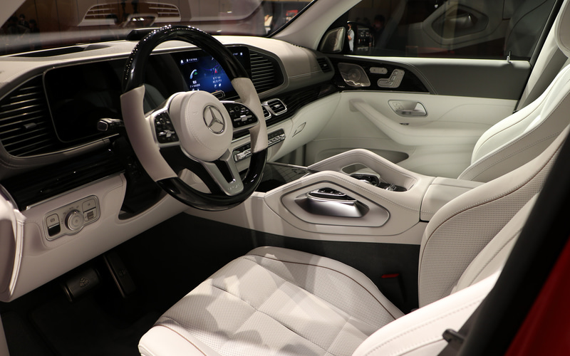 高級ヨットの艇内をモチーフにしたクリスタルホワイト/シルバーグレーの内装