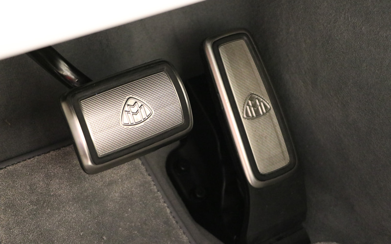 ステアリング、アクセルペダル、ブレーキペダル、スカッフプレートなどにもマイバッハの文字やエンブレムが添えられる