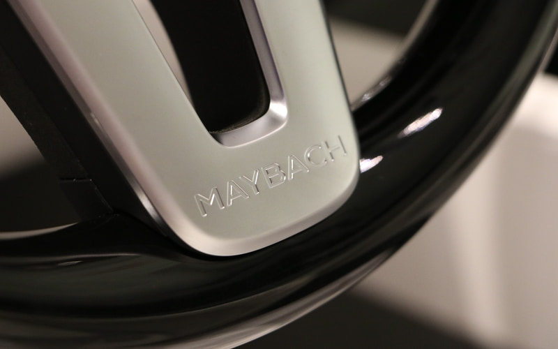 ステアリング、アクセルペダル、ブレーキペダル、スカッフプレートなどにもマイバッハの文字やエンブレムが添えられる