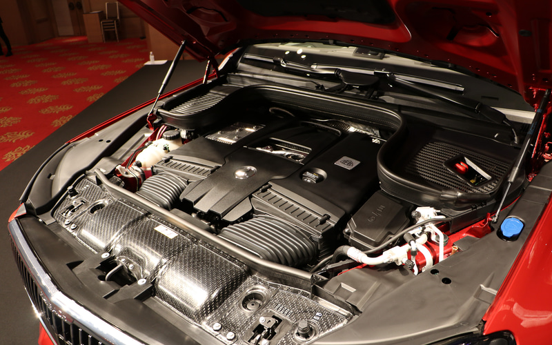 V型8気筒4.0リッターツインターボ「M177」型エンジンに48V電気システムとISG（インテグレーテッド・スターター・ジェネレーター）を組み合わせ、最高出力410kW（558PS）/6000-6500rpm、最大トルク730Nm/2500-4500rpmを発生（欧州参考値）。9速ATが組み合わせられる