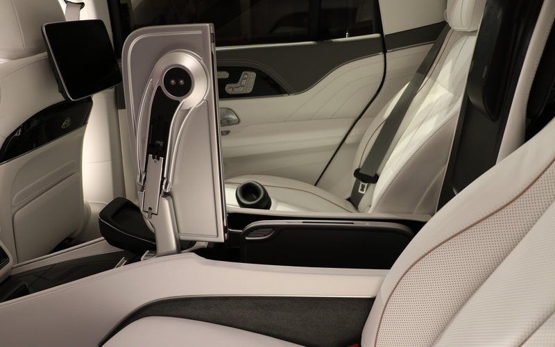 後席アームレストの下には折り畳み式のテーブルを格納している