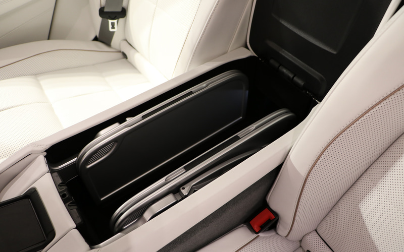後席アームレストの下には折り畳み式のテーブルを格納している