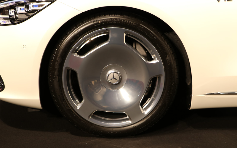 ホイールは鍛造20インチのディッシュタイプ、オプションで21インチのマルチスポークタイプもある