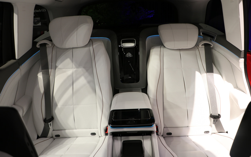 高級ヨットの艇内をモチーフにしたクリスタルホワイト/シルバーグレーの内装