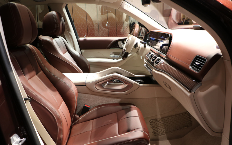 内装はマホガニーブラウン/マキアートベージュ。マイバッハのインテリアは420人の職人が手作業で仕上げているクラフトマンシップの結晶