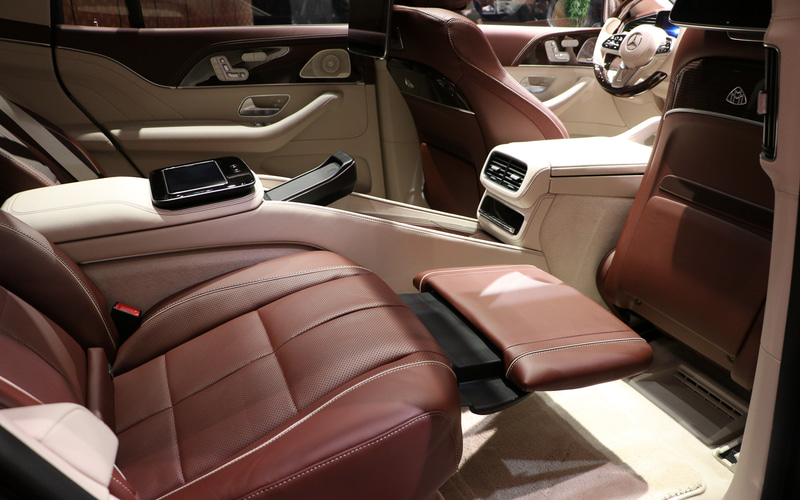 後席はボタン1プッシュでくつろげる状態に自動で設定してくれる