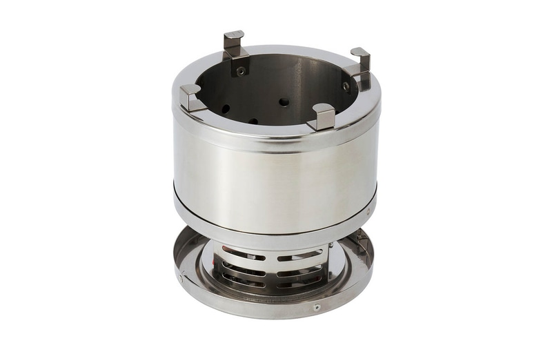 「エイアンドエフサバイバルストーブ」。小枝や小割りした薪、炭などを燃料に小さな火を楽しむストーブ。電池式のファンを装備