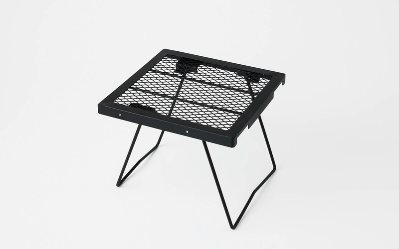 「ONOE マルチスタンドプラス」。サブテーブルや焚き火五徳としても利用可能