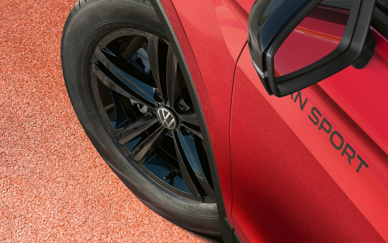 18インチSebringアロイホイールも標準装備