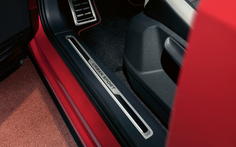 18インチSebringアロイホイールも標準装備