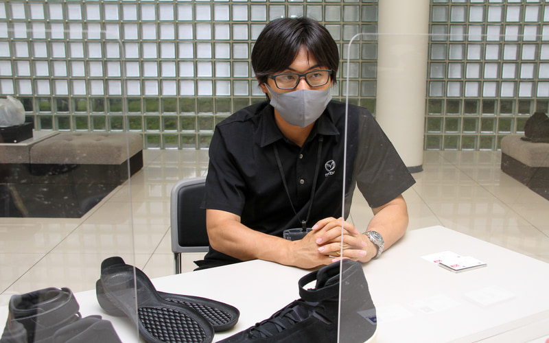 試乗後、マツダ株式会社 車両開発本部 梅津大輔氏（左）とミズノ株式会社 グローバル研究開発部 次長の佐藤夏樹氏から製品の技術的内容が聞くことができた