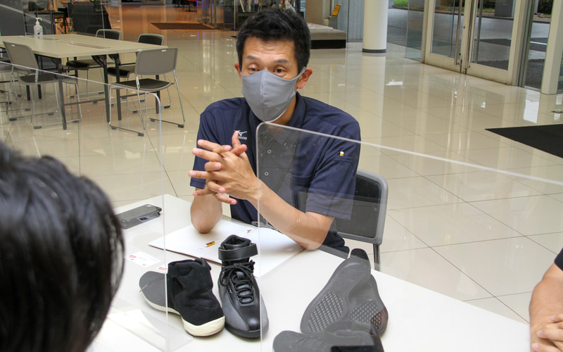 試乗後、マツダ株式会社 車両開発本部 梅津大輔氏（左）とミズノ株式会社 グローバル研究開発部 次長の佐藤夏樹氏から製品の技術的内容が聞くことができた