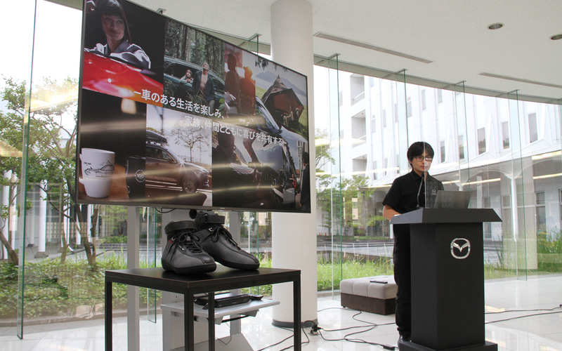 マツダ株式会社 車両開発本部 梅津大輔氏がドライビングシューズの概要を説明