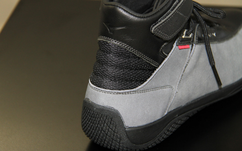 ドライビングシューズは機能とデザインの融合を目指し、マツダのカーデザイナーとミズノのシューズデザイナーがコンセプト段階から共創し商品化にあたったという。さりげなくMAZDAとミズノのロゴが入るのも素敵