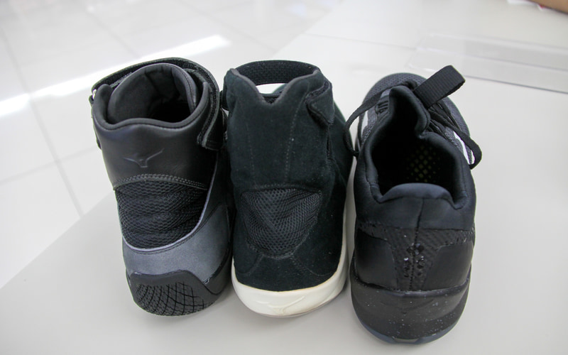 左が今回のドライビングシューズで、中央、右の靴は試作品。ジャバラ構造メッシュの形状もずいぶん異なる