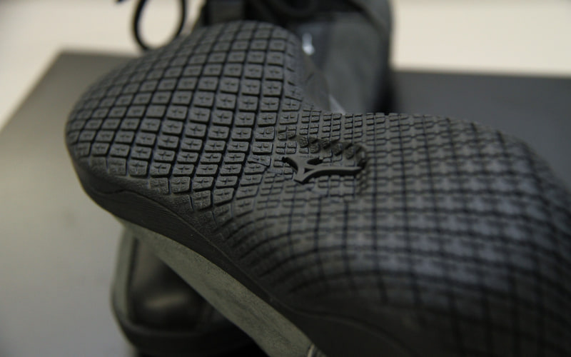 ドライビングシューズは機能とデザインの融合を目指し、マツダのカーデザイナーとミズノのシューズデザイナーがコンセプト段階から共創し商品化にあたったという。さりげなくMAZDAとミズノのロゴが入るのも素敵