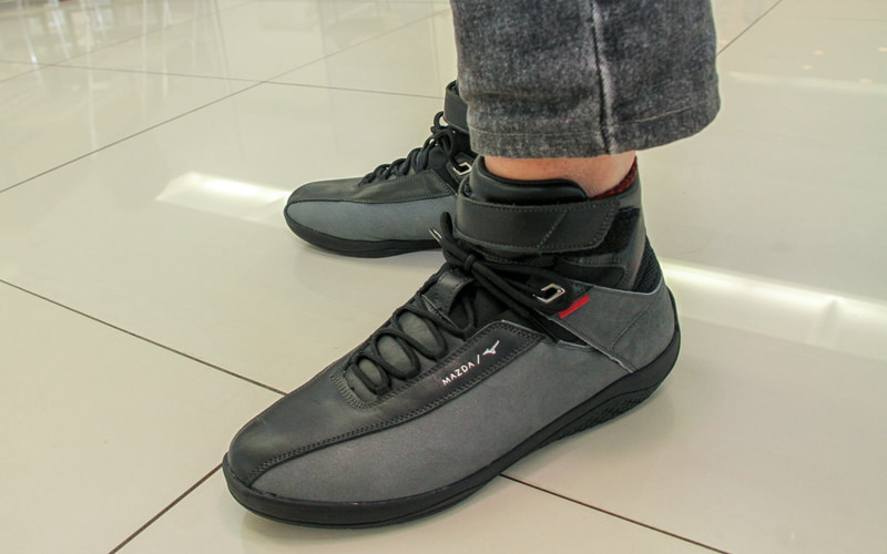 履いて最初の印象はとても軽いのにクッション性がしっかり感じられるということ。普段も使えそうなデザインなのがマル