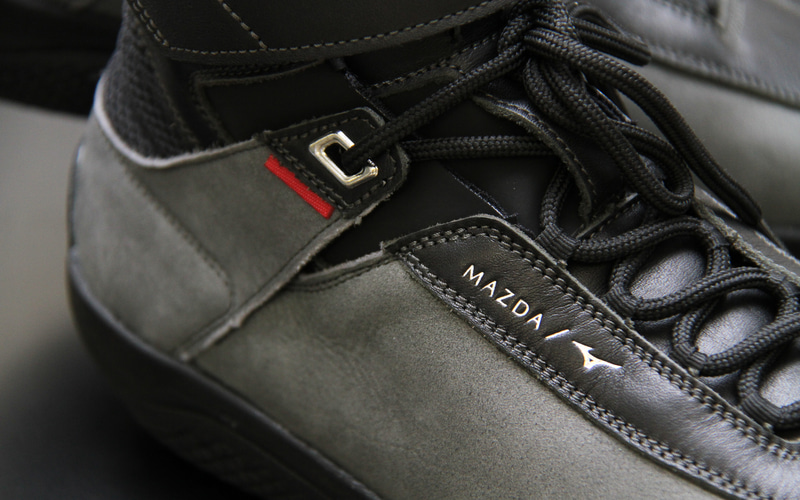 ドライビングシューズは機能とデザインの融合を目指し、マツダのカーデザイナーとミズノのシューズデザイナーがコンセプト段階から共創し商品化にあたったという。さりげなくMAZDAとミズノのロゴが入るのも素敵