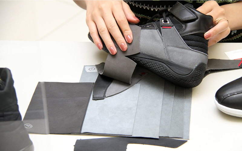 ヌバックのカラーもかなりの種類を試し、今回のカラーにいたったという