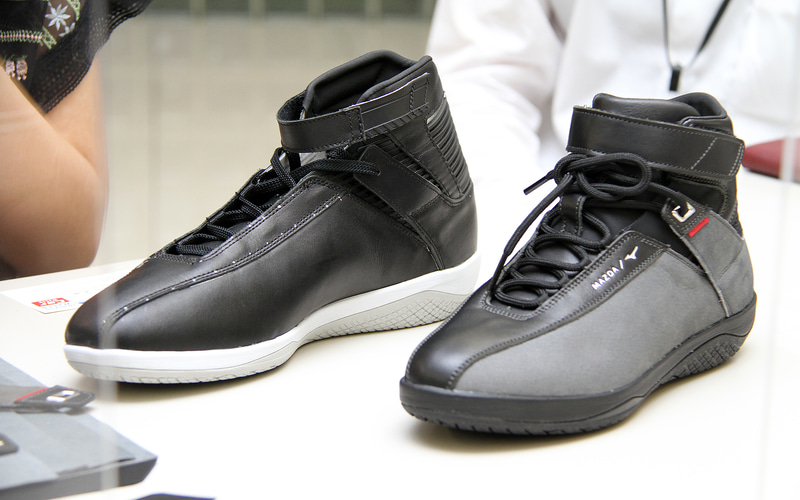 試作品（左）のホワイトソールにブラックレザーもなかなかにカッコいい