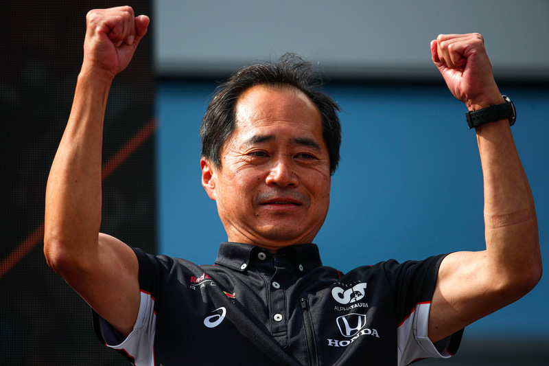 F1第9戦オーストリアGPの表彰台でガッツポーズを取るホンダF1 テクニカルディレクター 田辺豊治氏
