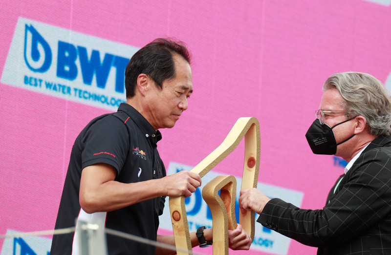 コンストラクターズのトロフィーを受け取る田辺TD