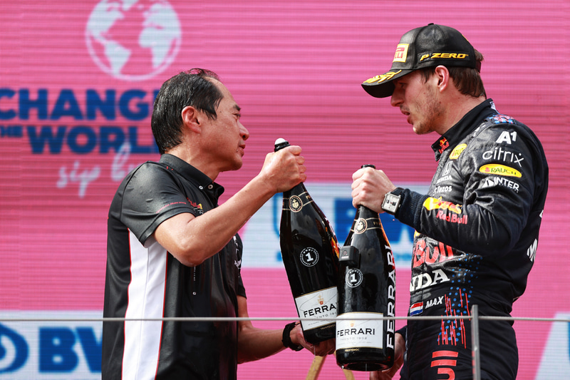 マックス・フェルスタッペン選手とボトルを交わす田辺TD