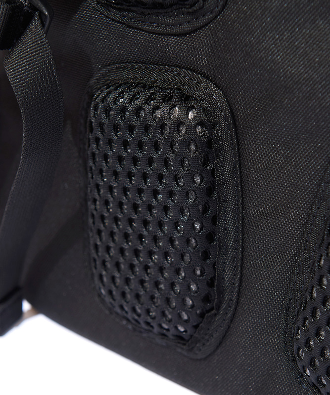 通気性を確保したクッションパッドが背中に接する面に配置される