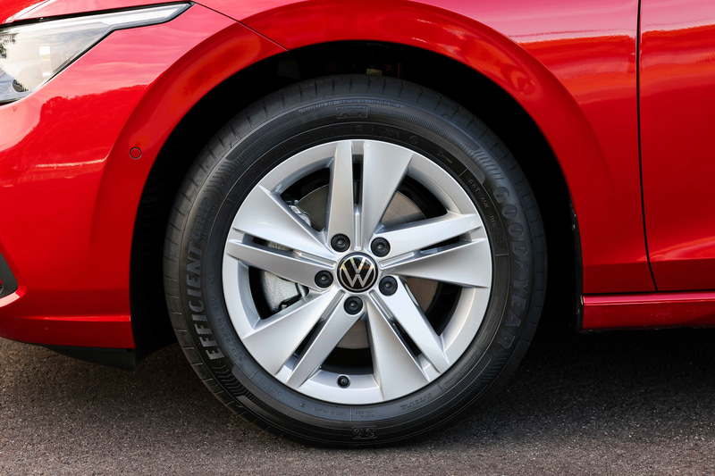 新型ゴルフ eTSI Activeには、エフィシェントグリップ パフォーマンスが装着される。サイズは205/55 R16 91V