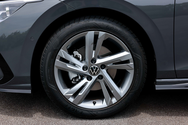 新型ゴルフ eTSI Style（上段）、eTSI R-Line（下段）にはEAGLE F1 ASYMMETRIC 3が装着される。サイズは225/45 R17 91W