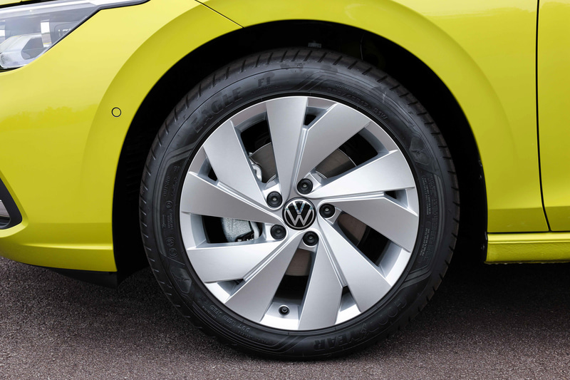 新型ゴルフ eTSI Style（上段）、eTSI R-Line（下段）にはEAGLE F1 ASYMMETRIC 3が装着される。サイズは225/45 R17 91W