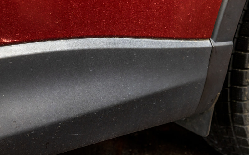 8年落ちの我が愛車。樹脂部分が見事に白ボケしているしパーツごとに色が違ってしまっている状況。改めて写真で見ると結構ヒドい……