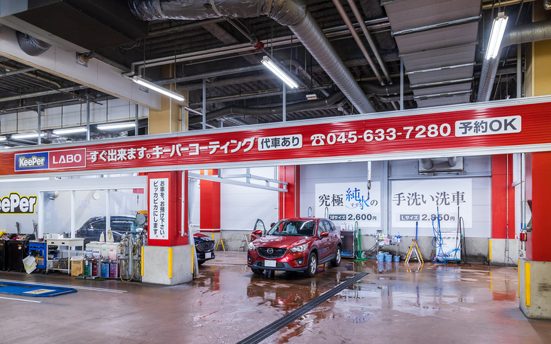 洗車ブースやコーティングブースが完備されている