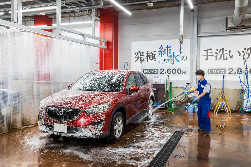 まずは手洗い洗車から