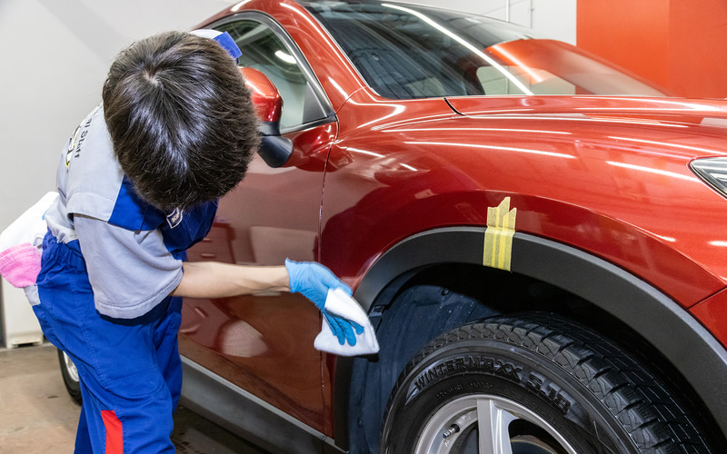 塗り終えたら乾いたクロスで拭き上げる