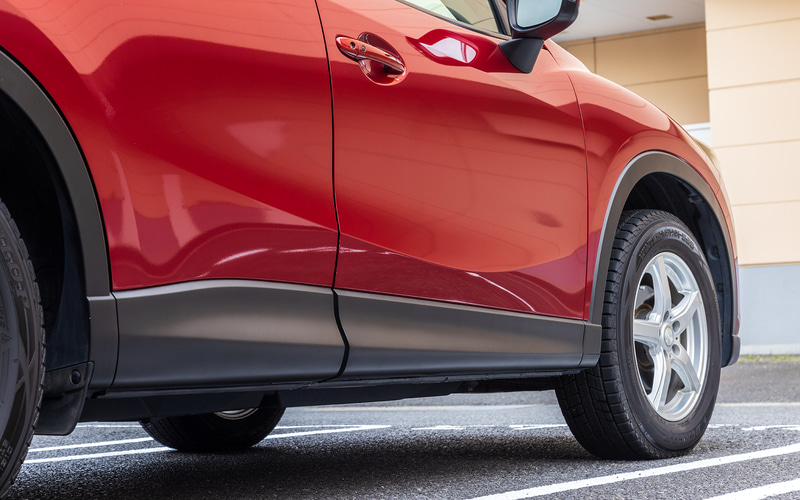 ドア下部。前後の色違いが解消