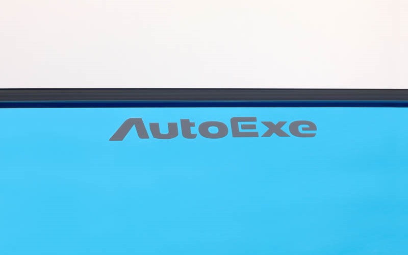 高機能クローム鏡（ブルー）は金属コーティングが施されたブルーミラーが後続車のヘッドライトの眩しさを低減。AutoExeロゴ入り