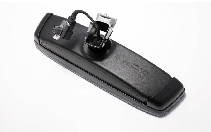 後付け感のない自然なフォルム。量産ルームミラーに被せて簡単装着が可能