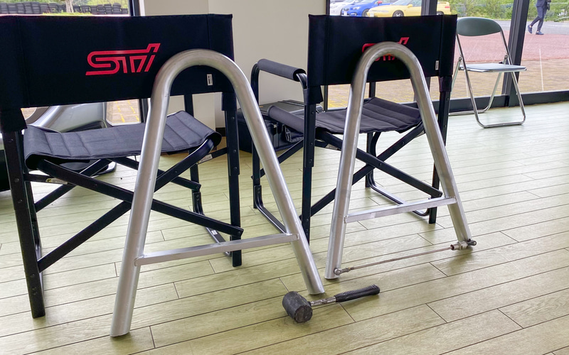 辰己さんが喫煙所でタバコを吸っている時に、何気なく見つけて「おっ、これは使えそうだな」と思ったという鉄の柵。トンカチで叩くと、ドロースティフナーあり・なしではまるで音の出方も振動も違って、ビックリでした。パーツの効果をより分かりやすく伝えるアイデア、いいですよね