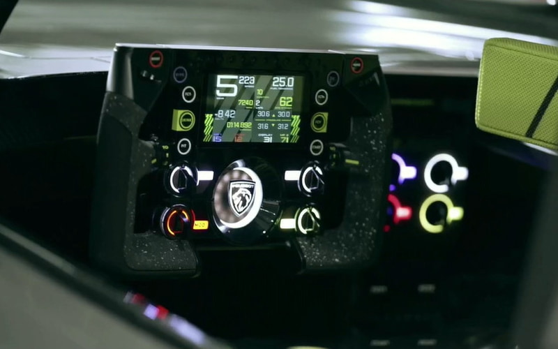 コクピットまわり。四角いハンドルが印象的