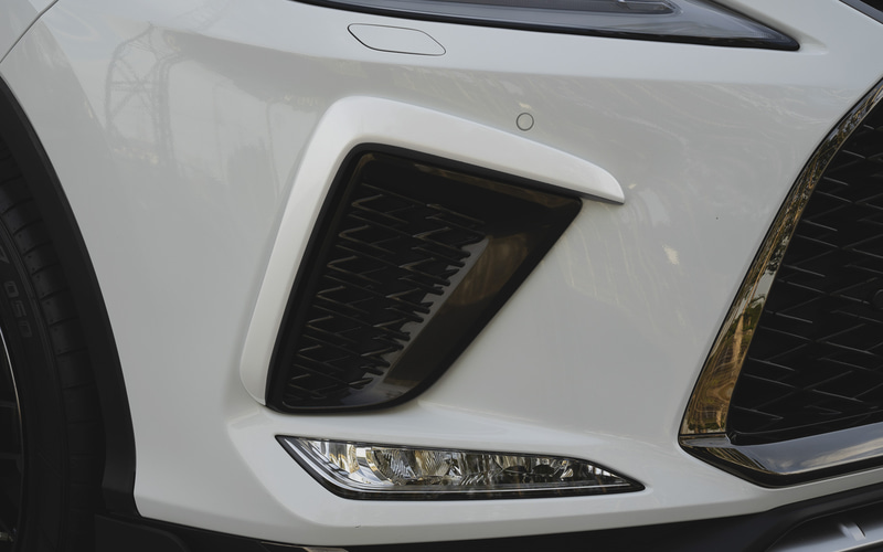 フロントバンパーガーニッシュ　素地4万5100円、塗装済5万6100円