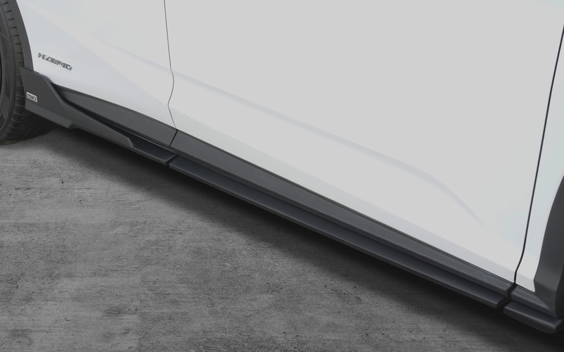 サイドディフューザー　素地9万9000円、塗装済12万1000円