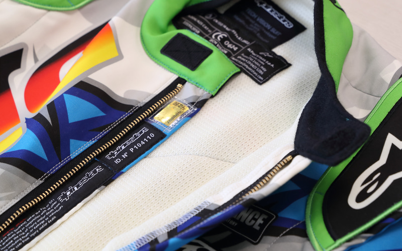 人気商品ゆえにコピー品もある。コピーは当然ながらFIAの認可を通っていない。正規品は見分けのためにジッパーを開いたところにホログラフィーのタグがついている