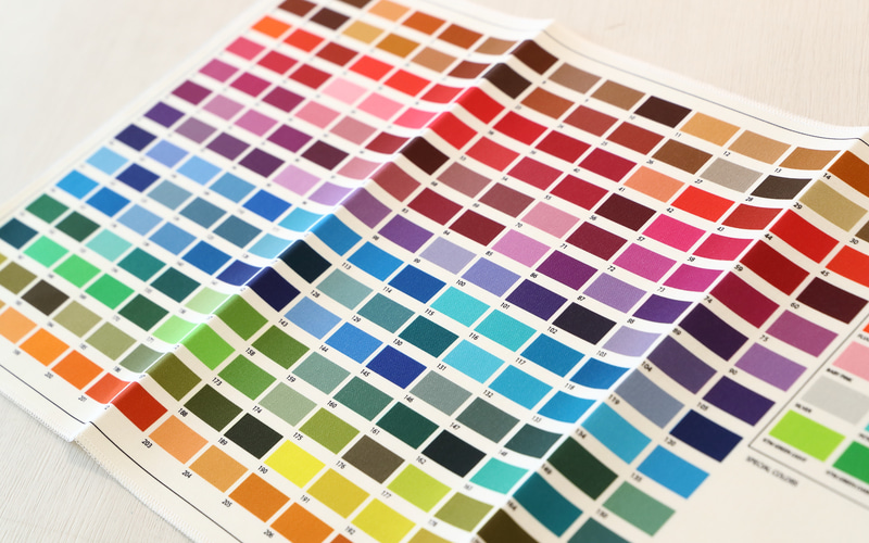 フルプリントに対応したカラー見本。これだけの色の中から選べるので、イメージどおりの仕上がりが期待できるだろう。このカラーはアルパインスターズオリジナルなのでグラフィックソフト等では同じ色が出せない。そのため製作時の色目の確認は色指定後、アルパインスターズからオーダーを受けた色を使ったデザイン画像が送られてくるので、そこで確認を行なうという手順だ