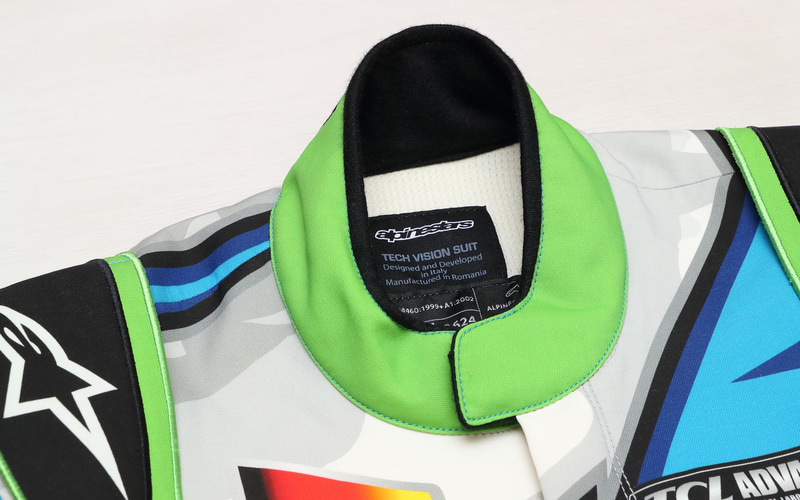 カラーチャートにある色なら何色でも使える。柄としてだけでなく写真のように襟の部分の色を変えるという使い方ももちろんできる