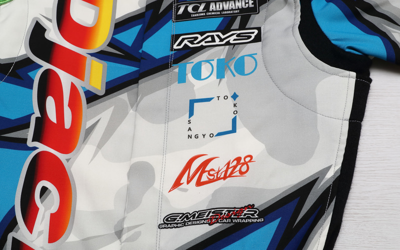 撮影したレーシングスーツは青色が目立つが、よく見るとカモフラ柄も取り入れている。生地の色を変えるだけの手法では真似できないことだ