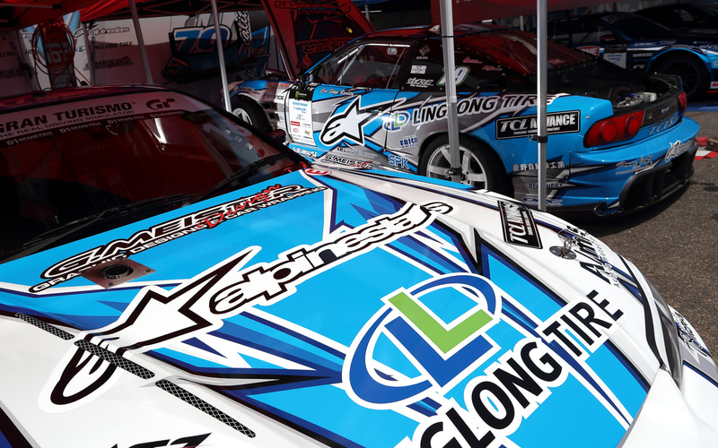 両選手はマシンとスーツのデザインを合わせている