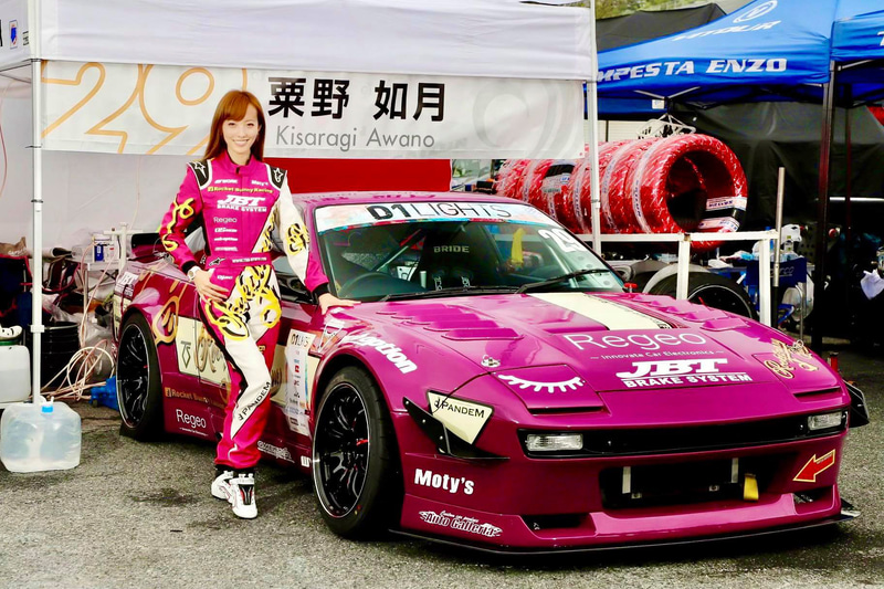 こちらはD1 Lightsという1つ下のカテゴリーに参戦している粟野如月選手。粟野選手のスーツもフルプリント仕様のアルパインスターズTECH VISION